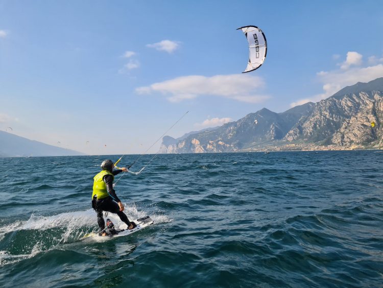 un principiante fa kitesurf sul Lago di Garda