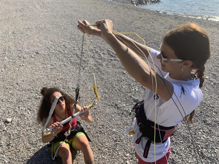 lezione per principianti di kitesurf sul Lago di Garda
