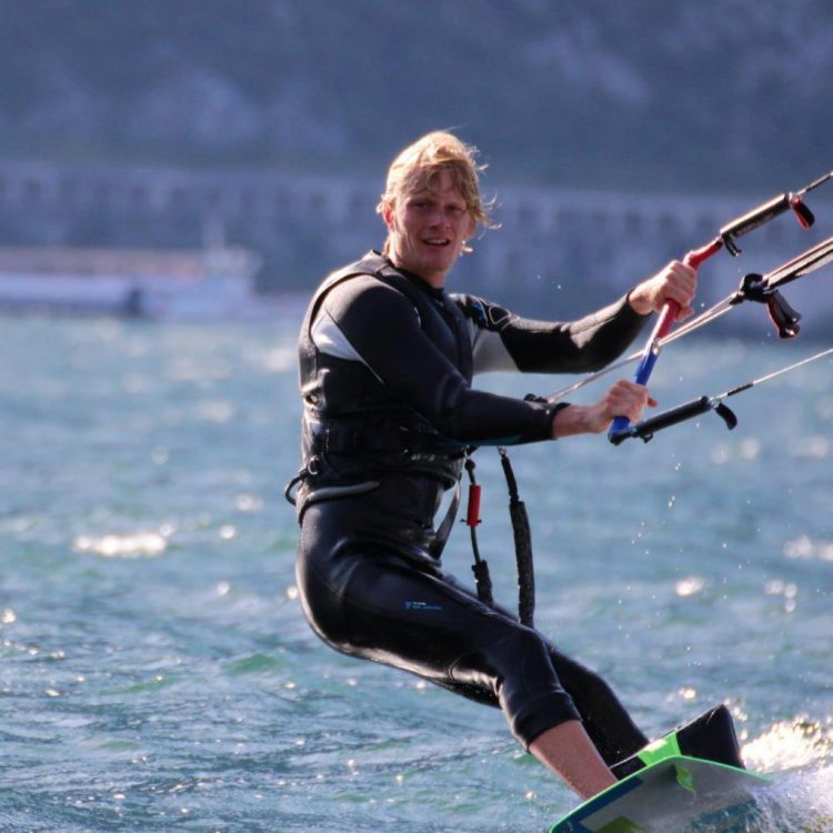 lezioni di partenza con scuola di kitesurf Wind Riders sul Lago di Garda